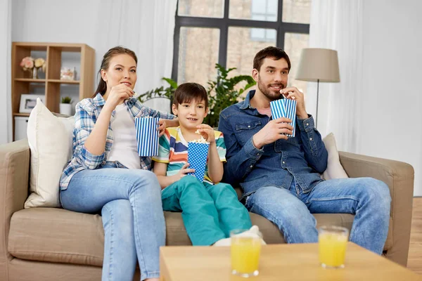 Famiglia felice con popcorn guardando la tv a casa — Foto Stock