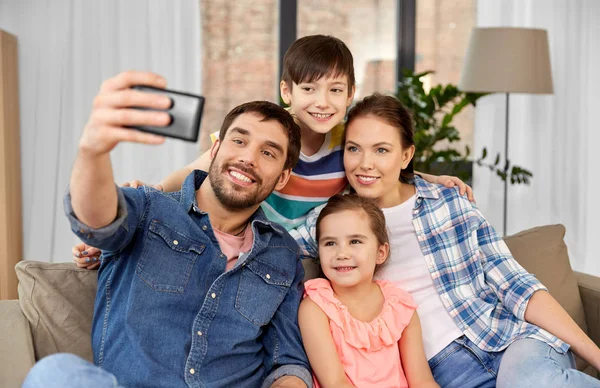 Szczęśliwa rodzina robi selfie w domu — Zdjęcie stockowe