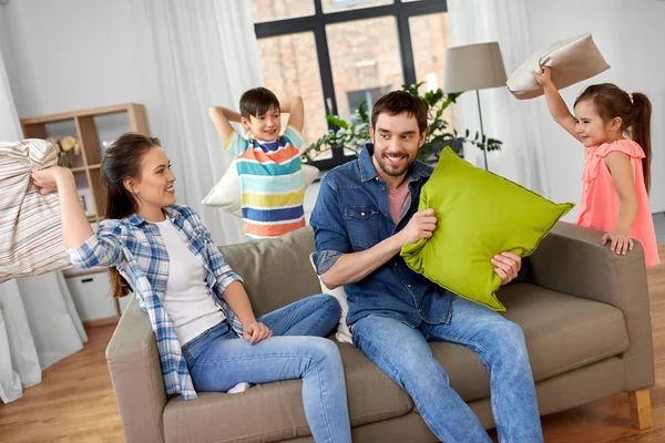 Família feliz tendo travesseiro luta em casa — Fotografia de Stock