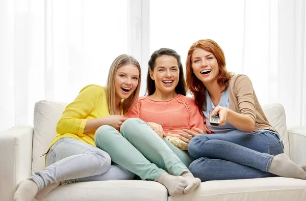 Meninas adolescentes ou amigos assistindo tv em casa — Fotografia de Stock