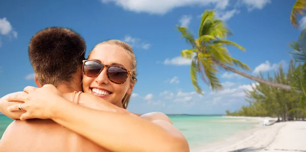 Felice coppia che si abbraccia sulla spiaggia estiva — Foto Stock