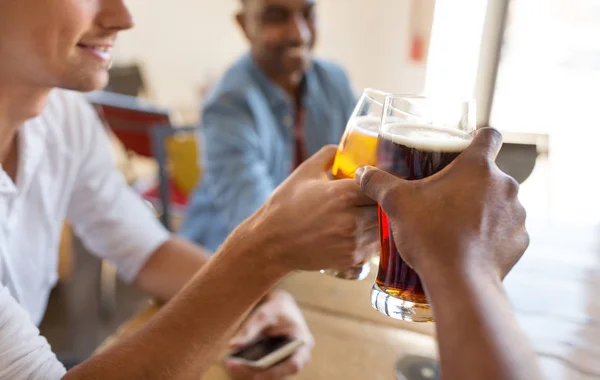 Šťastné kamarády pít pivo na bar či hospodu — Stock fotografie