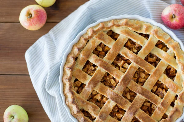 Almás pite sütőformával a fa asztalon — Stock Fotó
