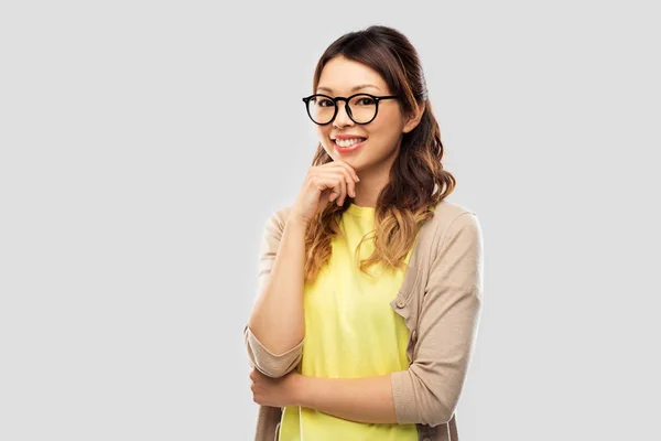 Lycklig asiatisk kvinna i glasögon eller elev — Stockfoto