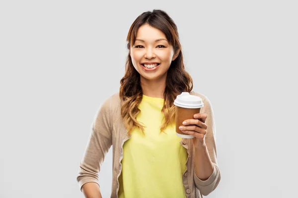 Feliz asiático mulher beber café — Fotografia de Stock