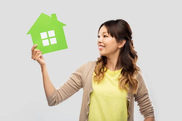 Gelukkige Aziatische vrouw met groen huis — Stockfoto