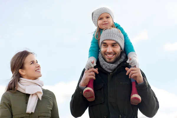 Famille heureuse marche en automne — Photo