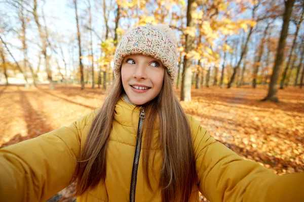 Felice ragazza prendendo selfie al parco autunnale — Foto Stock