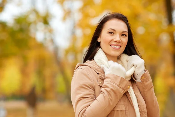 Bella giovane donna felice sorridente nel parco autunnale — Foto Stock