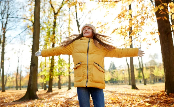 Chica feliz en el parque de otoño —  Fotos de Stock