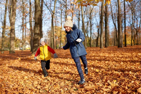 Gelukkige kinderen rennend in het herfstpark — Stockfoto