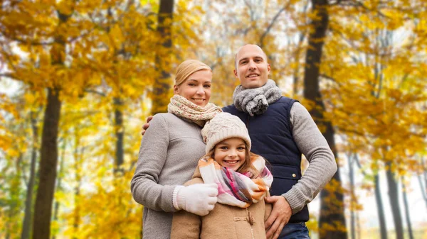 Famiglia felice nel parco autunnale — Foto Stock