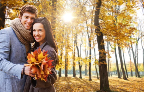 Glimlachend paar knuffelen in de herfst park — Stockfoto