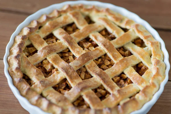 Primer plano de pastel de manzana en la mesa de madera — Foto de Stock