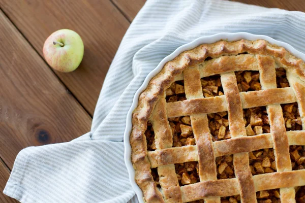 Tarte aux pommes dans un moule de cuisson sur une table en bois — Photo