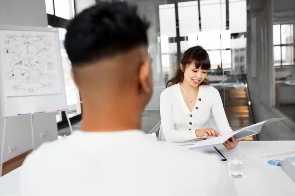 Empregador ter entrevista com empregado no escritório — Fotografia de Stock