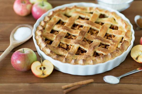 Gros plan de tarte aux pommes sur une table en bois — Photo