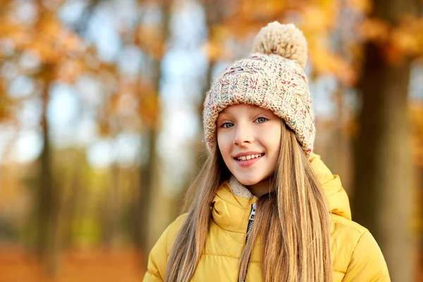 Retrato de menina feliz no parque de outono — Fotografia de Stock