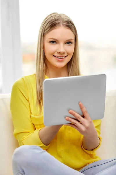 Mladá žena nebo dospívající dívka s tabletou PC doma — Stock fotografie