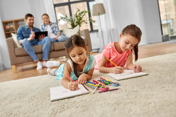 Hermanas felices dibujando en cuadernos de dibujo en casa —  Fotos de Stock