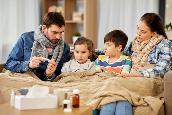 Família com crianças doentes com febre em casa — Fotografia de Stock