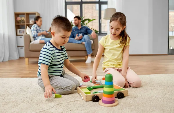 Bruder und Schwester spielen zu Hause Spielzeugklötze — Stockfoto