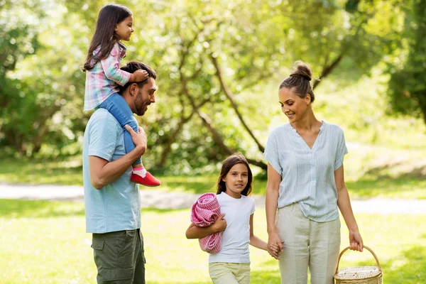 Szczęśliwa rodzina z kosz piknikowy w parku letnim — Zdjęcie stockowe