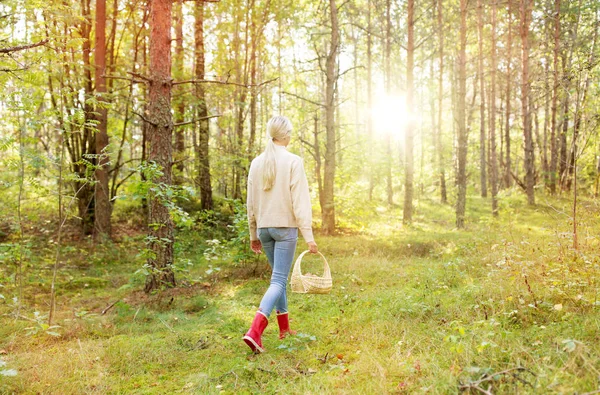 Mujer joven recogiendo setas en el bosque de otoño — Foto de Stock