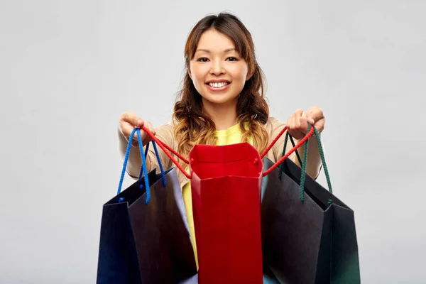 Mujer asiática feliz con bolsas de compras abiertas — Foto de Stock