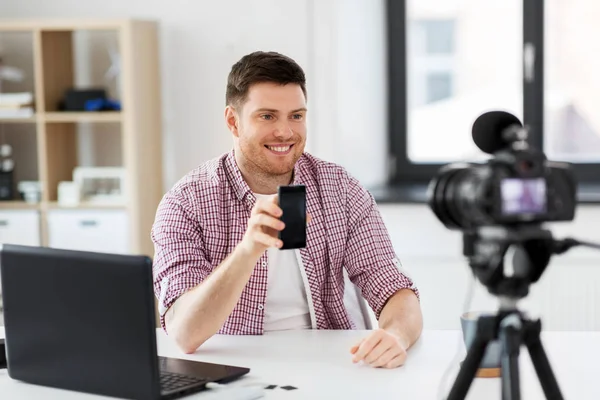 Blogger masculino con videoblogging de teléfonos inteligentes — Foto de Stock