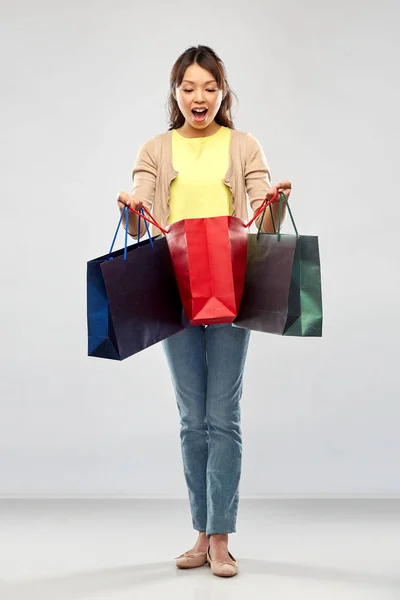 Alışveriş çantalı mutlu Asyalı kadın. — Stok fotoğraf