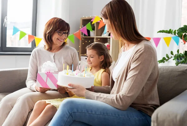 Moeder, dochter en grootmoeder op verjaardag — Stockfoto