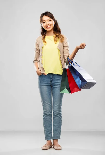 Felice donna asiatica con borse della spesa — Foto Stock