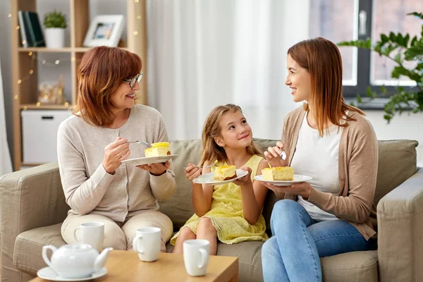 Mutter, Tochter und Großmutter essen Kuchen — Stockfoto