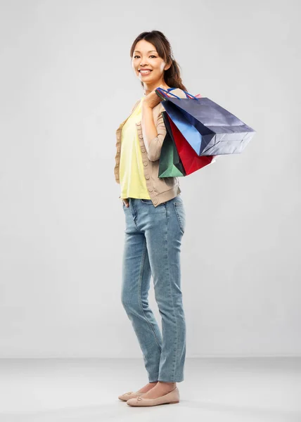 Mujer asiática feliz con bolsas de compras —  Fotos de Stock