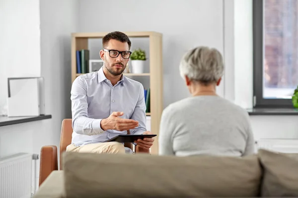 Psycholoog in gesprek met senior vrouw patiënt — Stockfoto