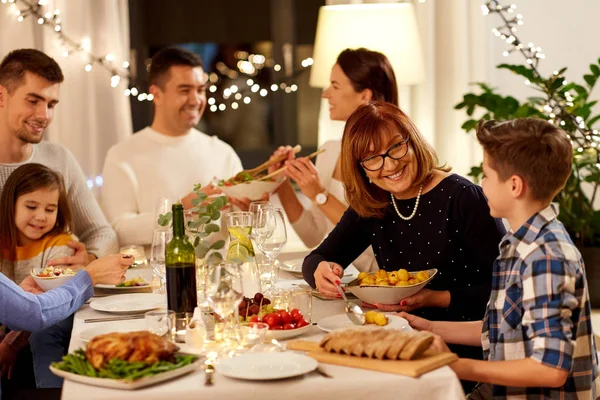 快乐的家庭在家里举行晚宴 — 图库照片