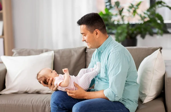 Midaldrende far med baby datter hjemme - Stock-foto