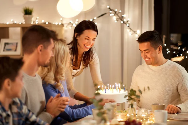 Famiglia felice avendo festa di compleanno a casa — Foto Stock