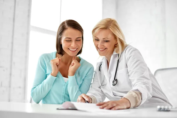 Médecin femme heureuse patiente à l'hôpital — Photo