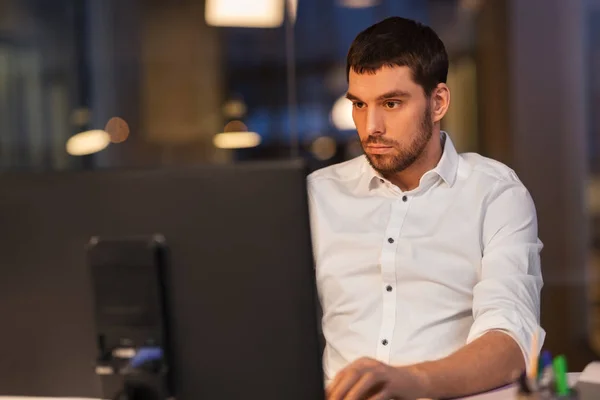 Businessman with computer working at night office — Stock Photo, Image