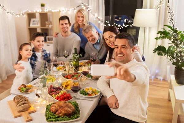 Famiglia che cena e si fa selfie — Foto Stock