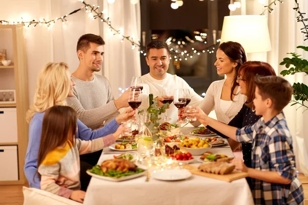 행복 한 가족이 집에서 저녁 식사를 하는 모습 — 스톡 사진