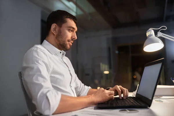 Uomo d'affari con computer portatile che lavora all'ufficio notturno — Foto Stock