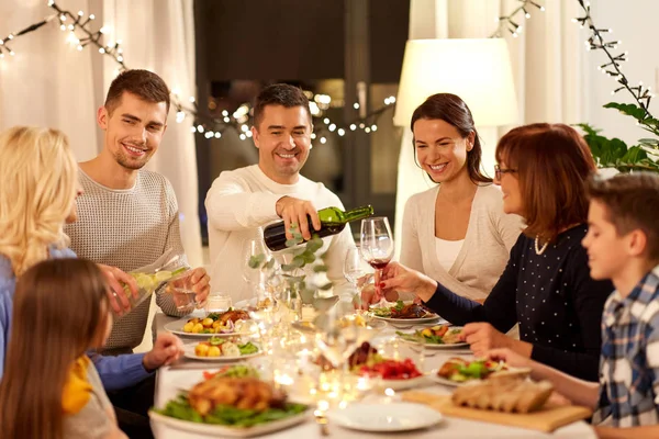 Familia feliz teniendo una cena en casa —  Fotos de Stock