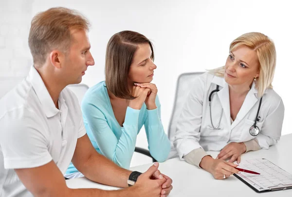 Paar besucht Arzt in Familienplanungsklinik — Stockfoto