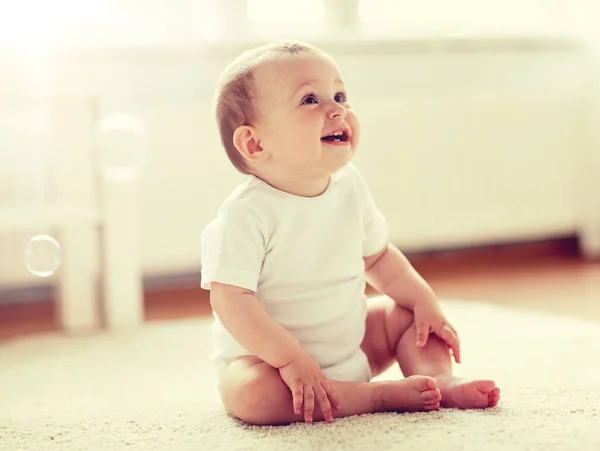 Szczęśliwe dziecko z baniek mydlanych w domu — Zdjęcie stockowe