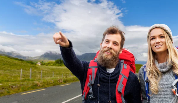 Usmívající se pár s batohy turistika na podzim — Stock fotografie