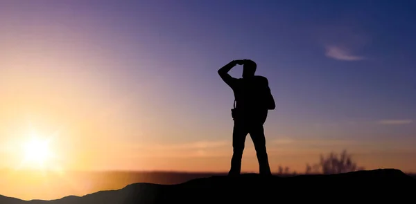 Силуэт туриста, смотрящего издалека на закат — стоковое фото