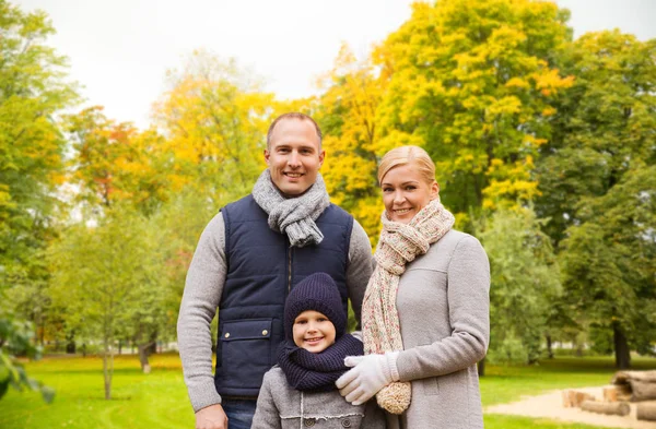 Família feliz no parque de outono — Fotografia de Stock